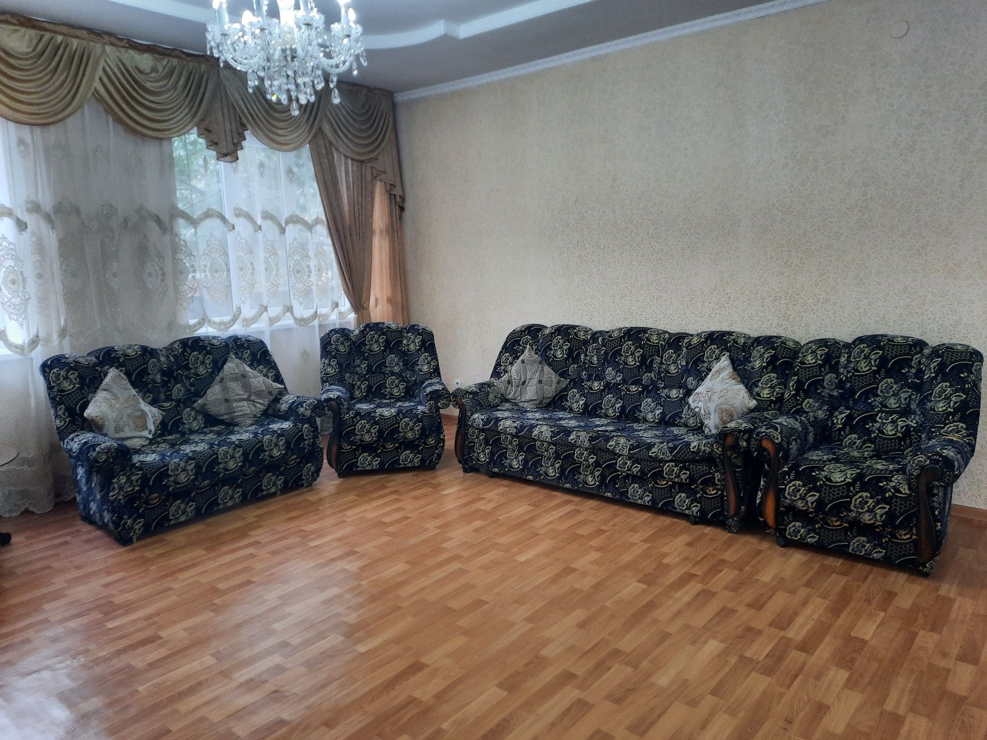 Продам 2 дивана и два кресла