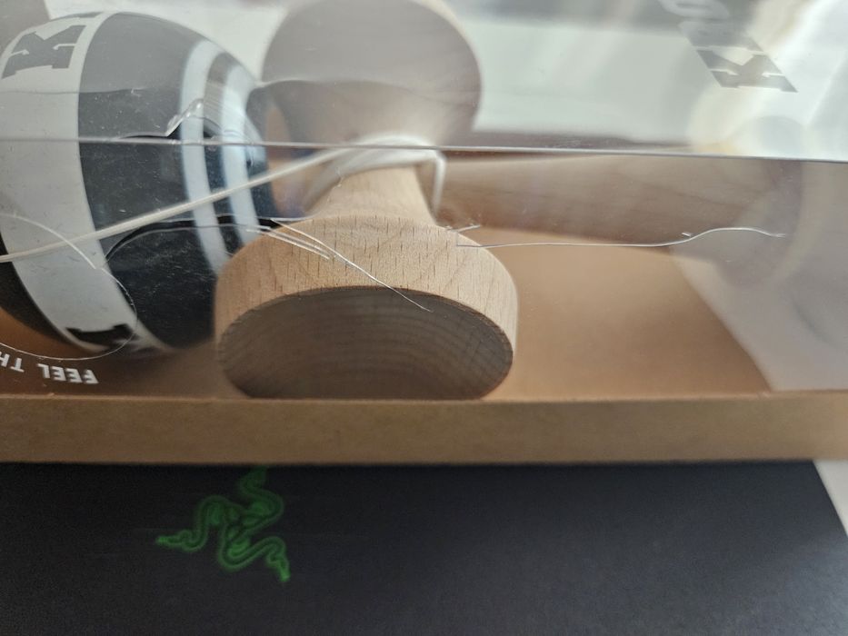 Kendama Krom Strogo, nou - cutia crapata, jucaria intacta