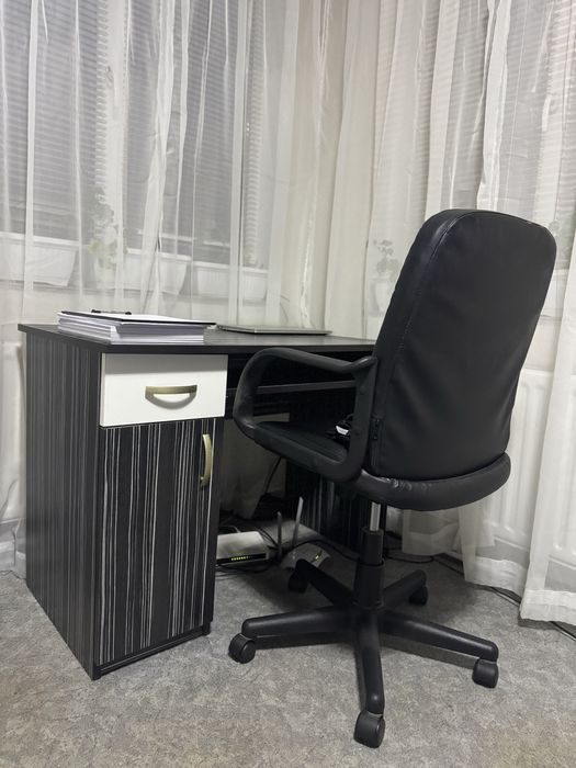 Бюро и кожен стол,подходящи за ученици или за вашия офис.