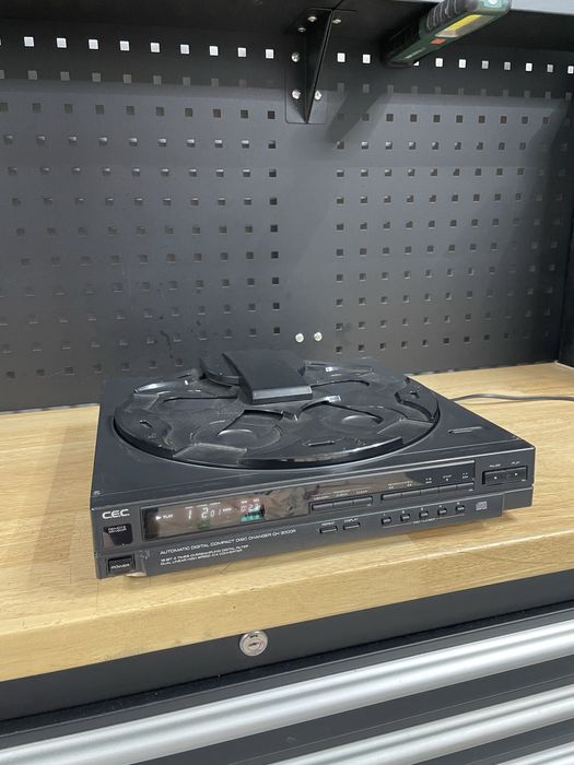 Cd player CEC ch 3000r 5 disk functional ( lipsa capac geam crapat)