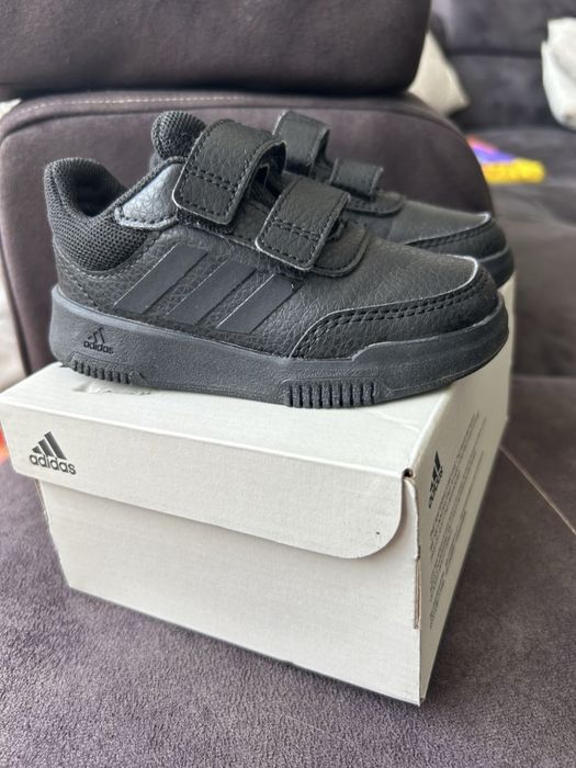 Детски обувки Adidas 23 номер нови