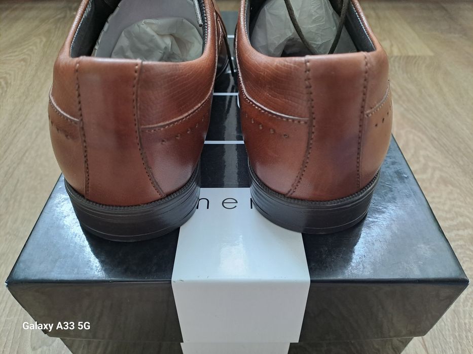Vand pantofi noi din piele pentru bărbați brand TAPI.
Marimea: 39.
Lun