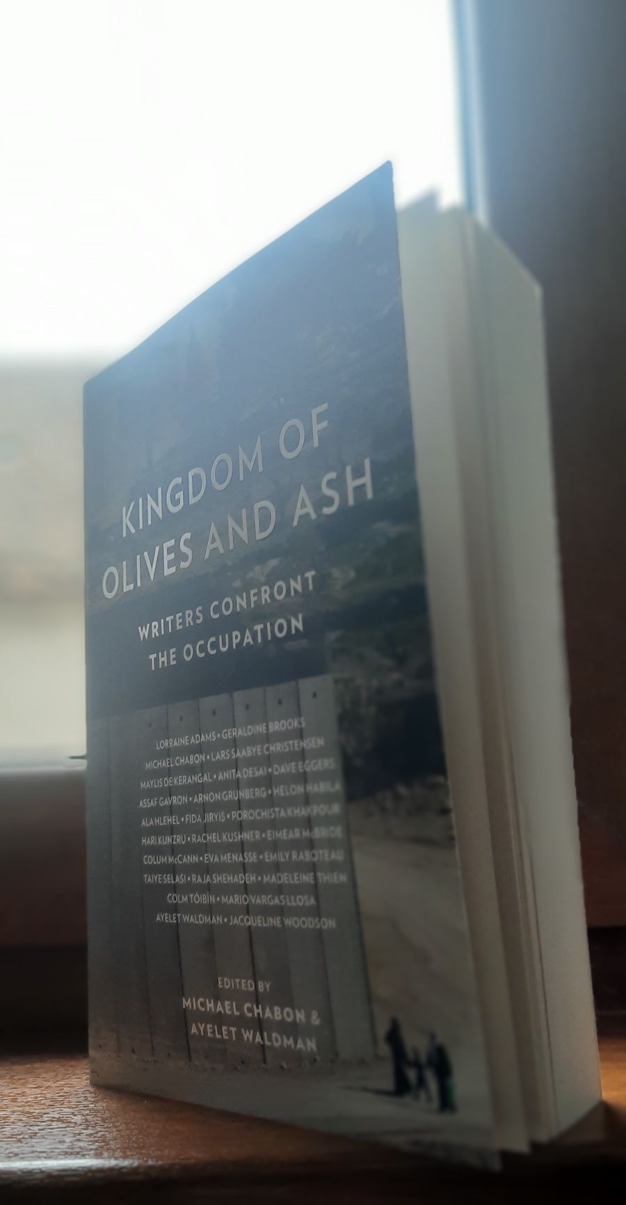 Kingdom of Olives and Ashes. Writers confront the occupation