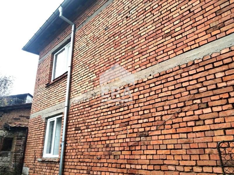 САМО В ЕРА ИМОТИ ХАСКОВО! Двуетажна къща в центъра на с.Тракиец