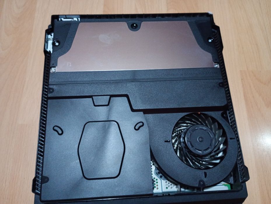 Продава се PlayStation 4 Pro 1TB