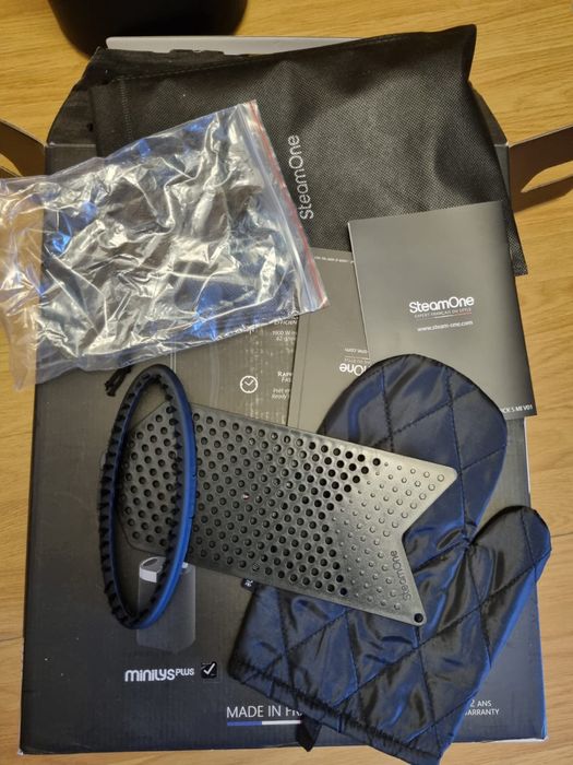 Aparat de calcat vertical cu aburi Steam One Minilys Plus, Negru