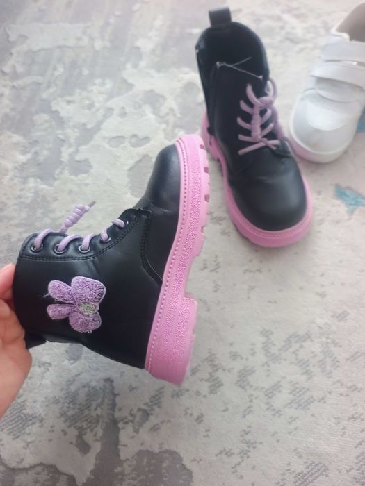 Ghete fete mărimea 28 , adidași bonus