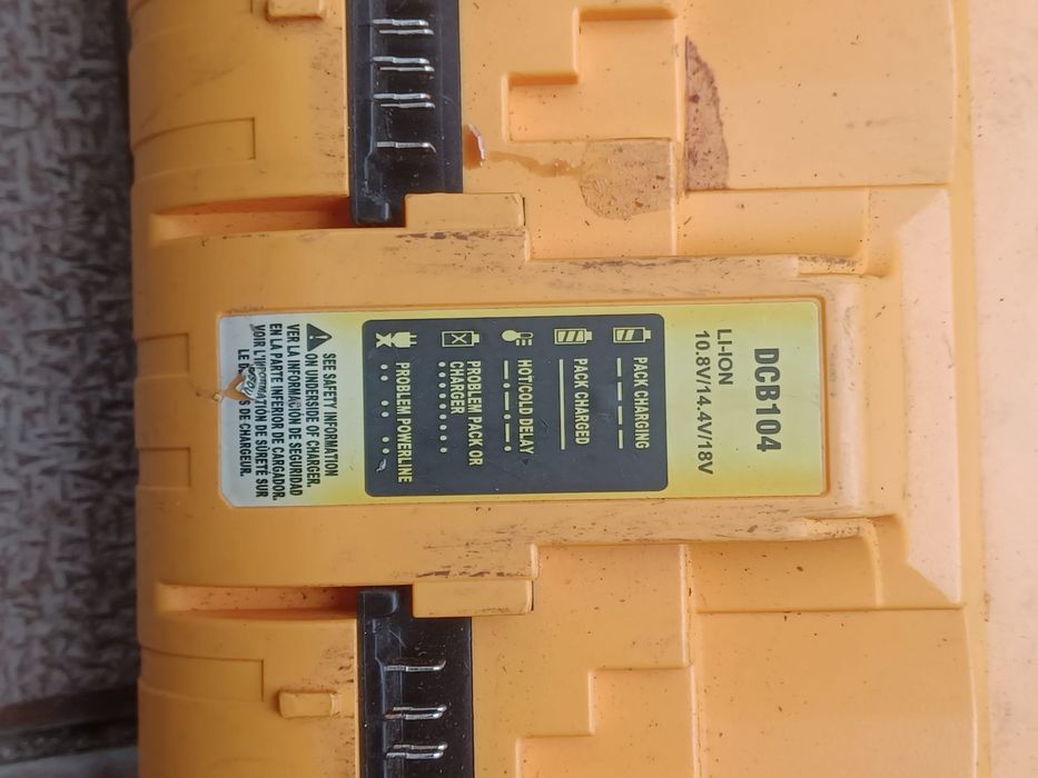Încărcător DEWALT cu patru posturi