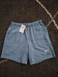 Vând pantaloni scurti nike