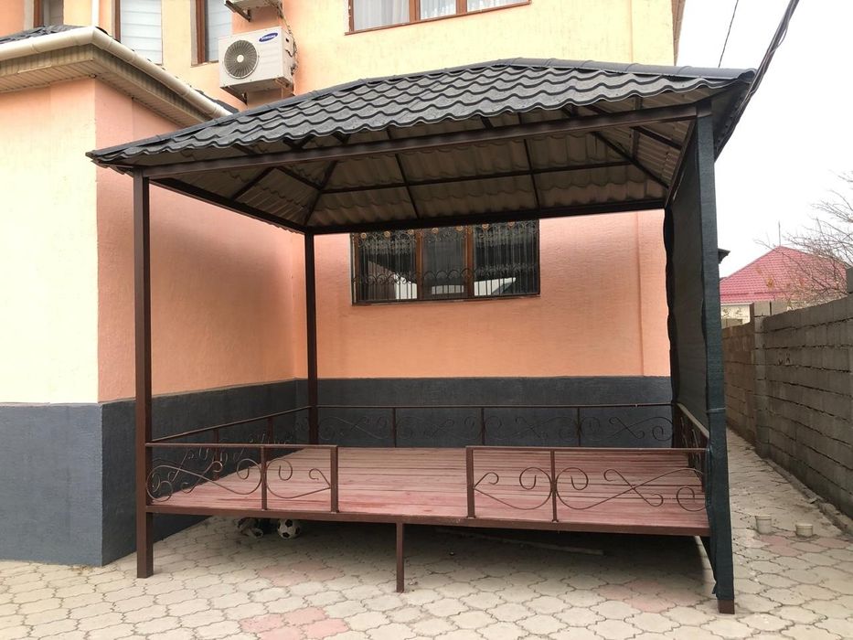 Тапчан с навесом и досками