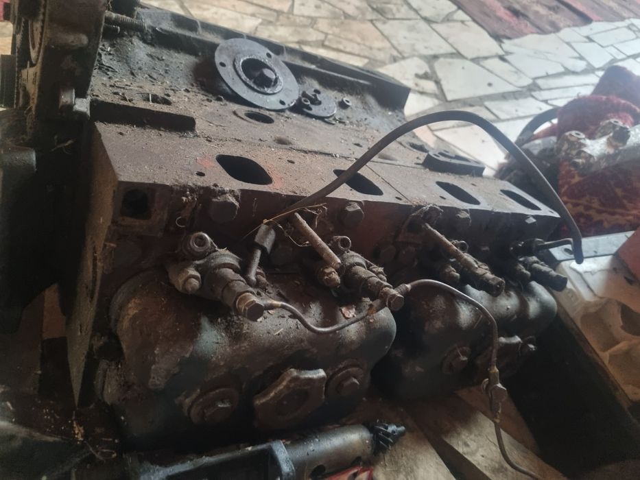 Vand sau schimb motor tractor in 4 pistoane