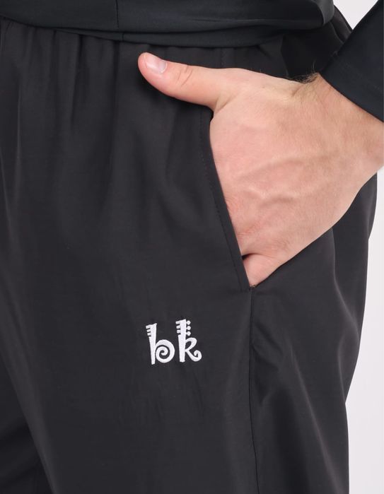 Шорты закрывает аврат