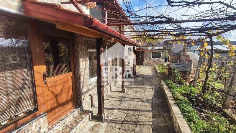 Самостоятелна  двуетажна къща в центъра на село Гинерал Киселово