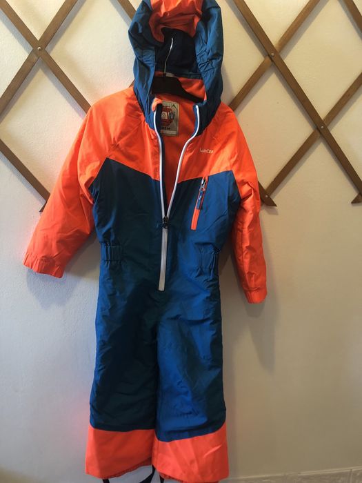 Vand overal  nr.98 pt 3 -4 ani si cizmulite nr.24,25 de la Decatlon