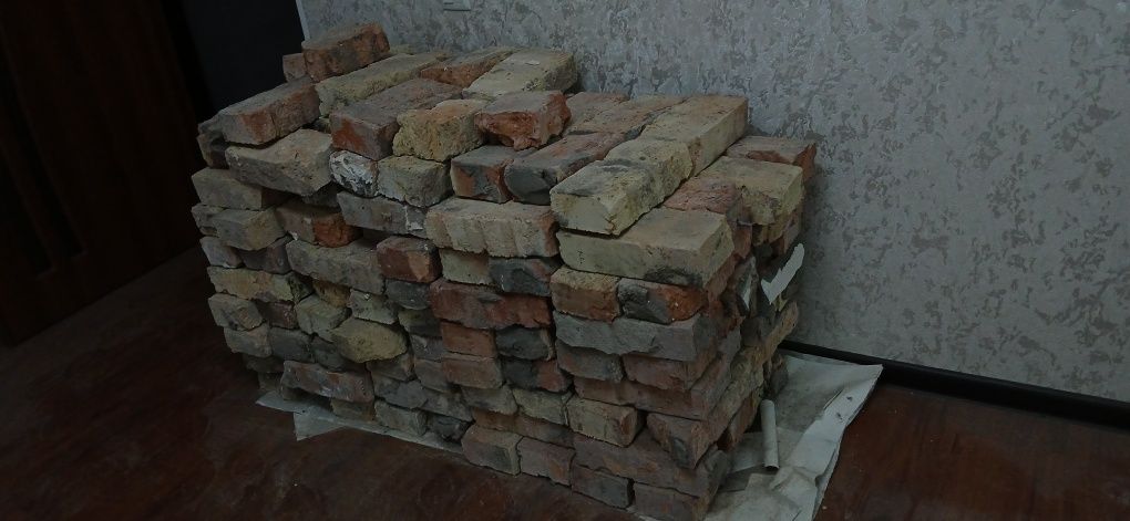 Отдам почти даром  кирпичи больше ста штук по 500 сум