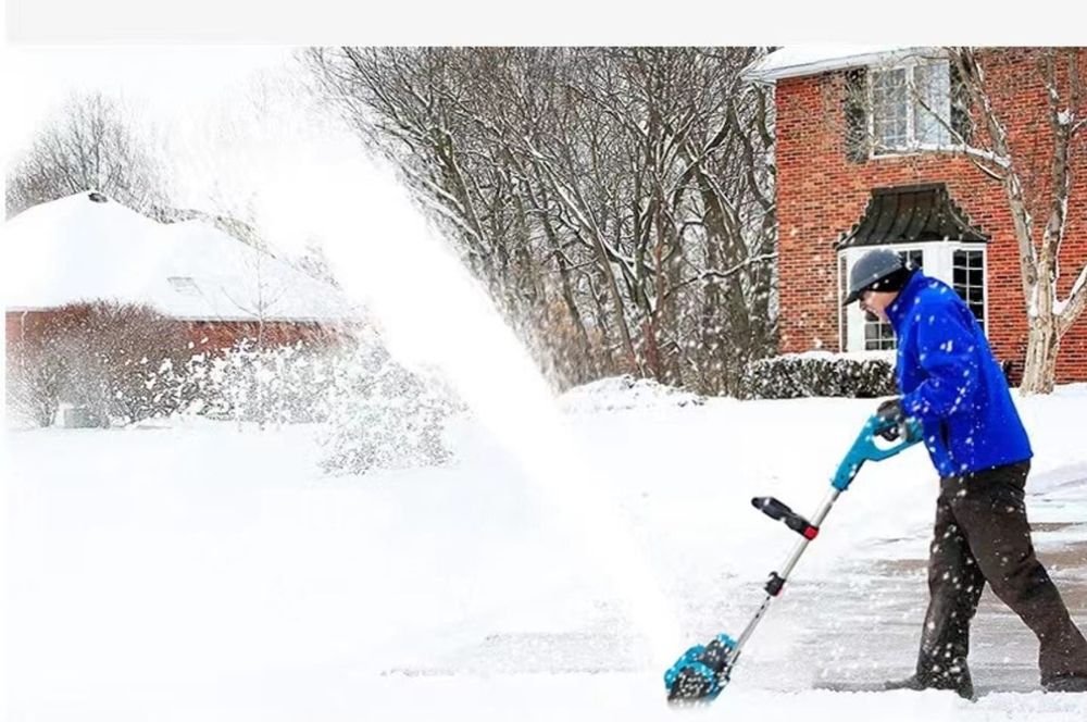 Электролопата для уборки снега.