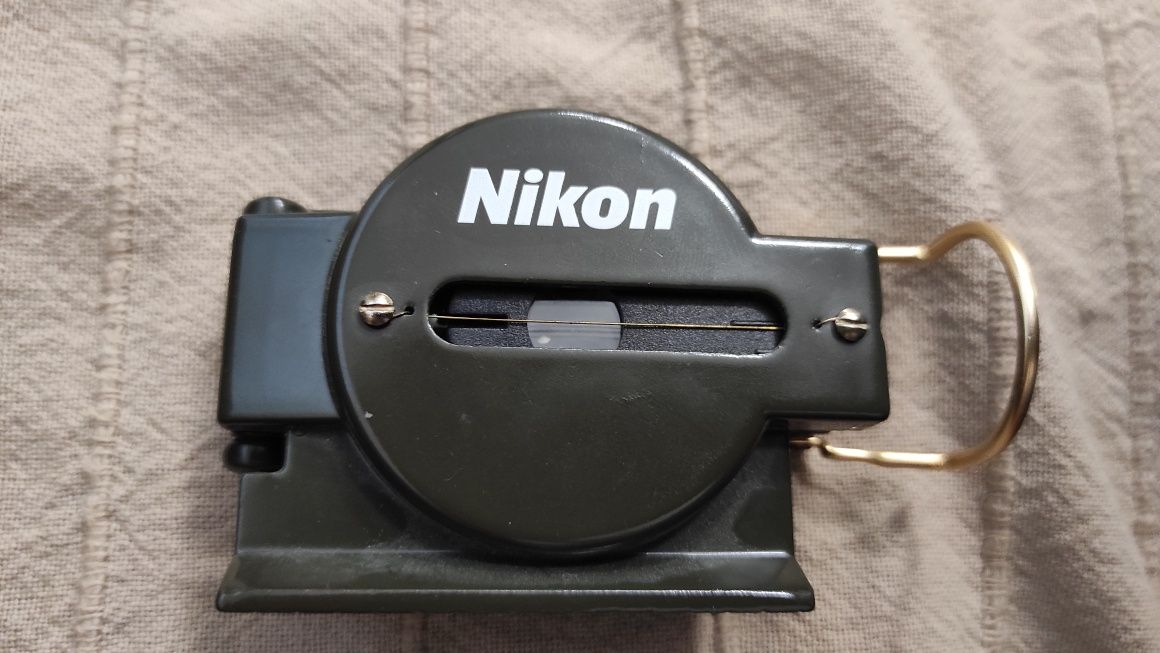 Busola lenticulara Nikon (75g, carcasa aliaj aluminiu)