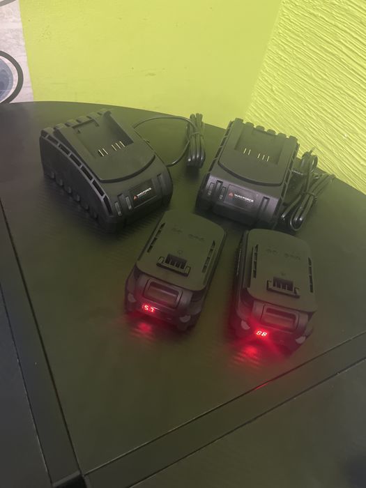 Продавам зарядни и батерии на YARD FORCE