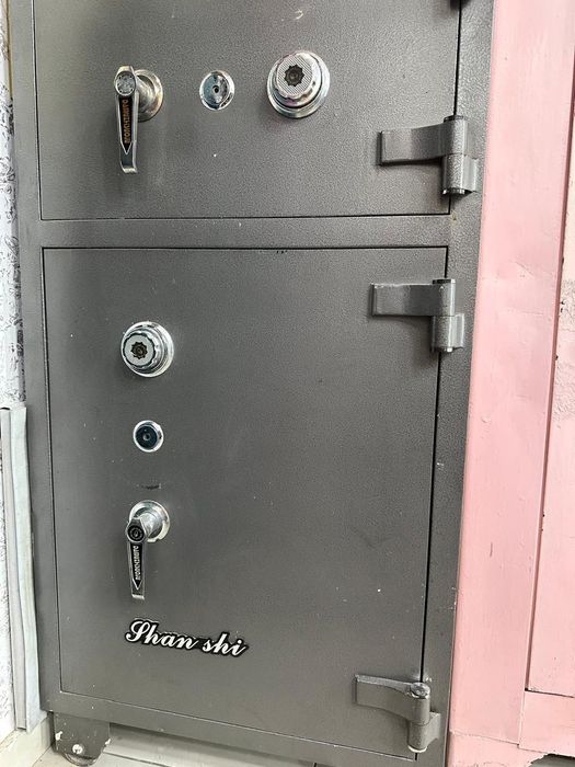 Металлический сейф и несгораемый сейф