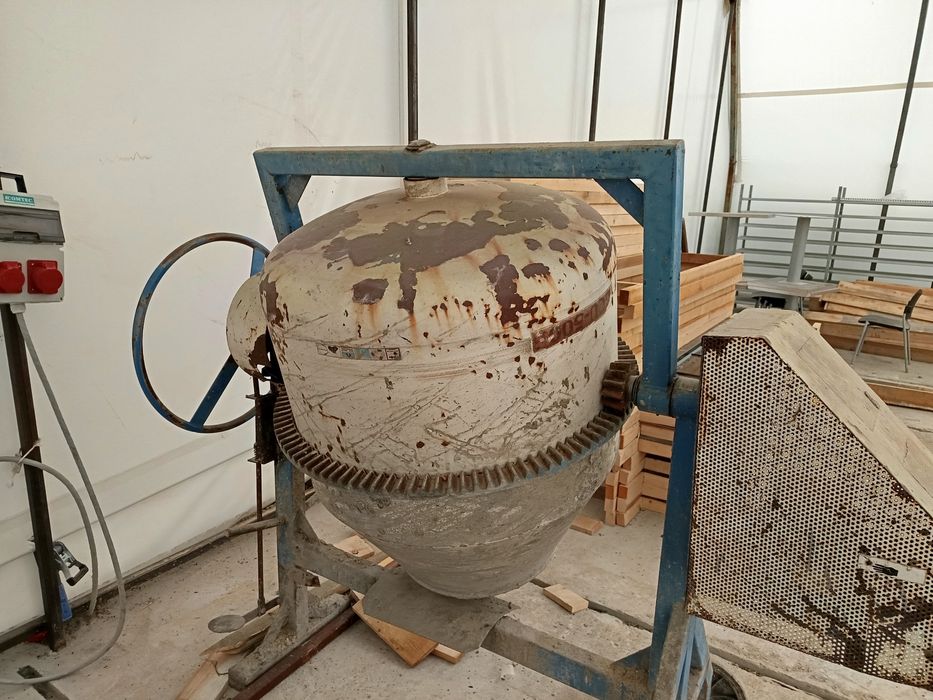 Vînd betonieră de 250 l