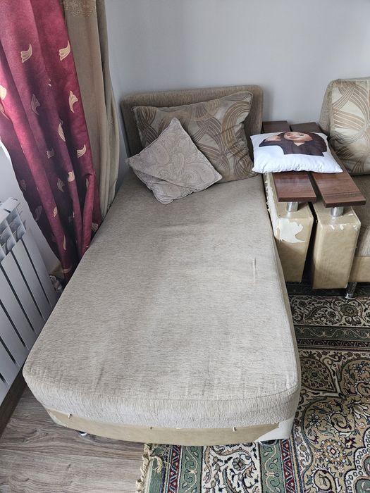 Угловой диван с подушками