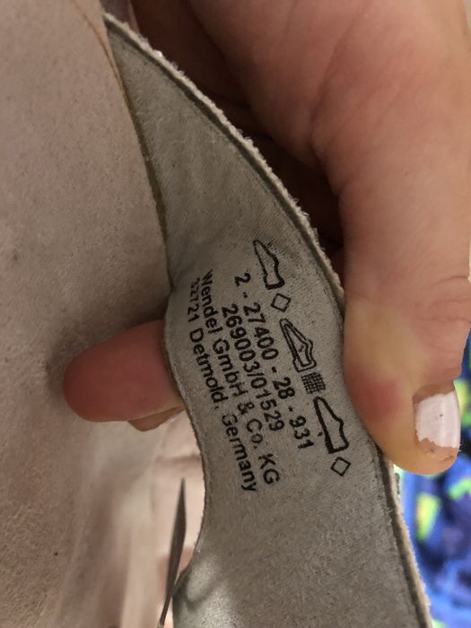 Vând șlapi din piele întoarsă