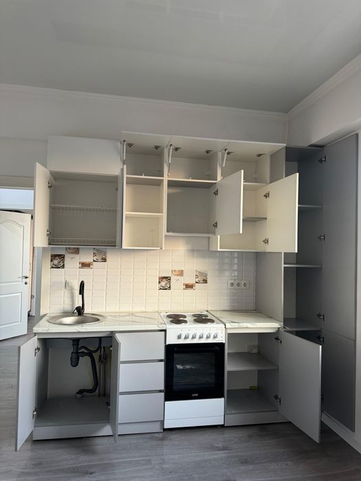 Кухный горнитур почти новый не ушатоный 1 год 5 месеч назад купил