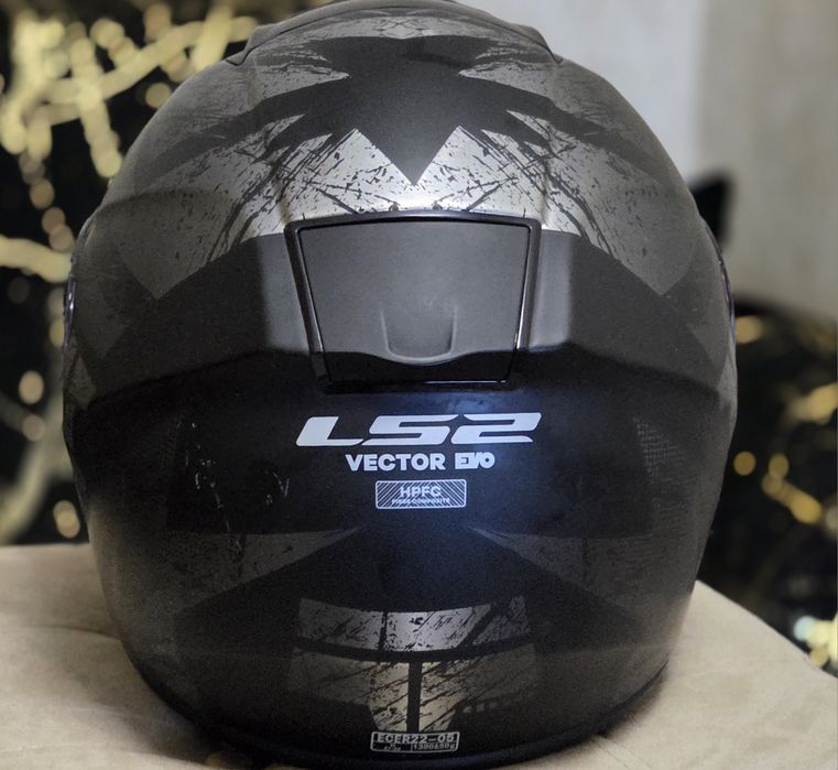 Каска LS2 Vector Evo
Конструкция на външната обвивка от