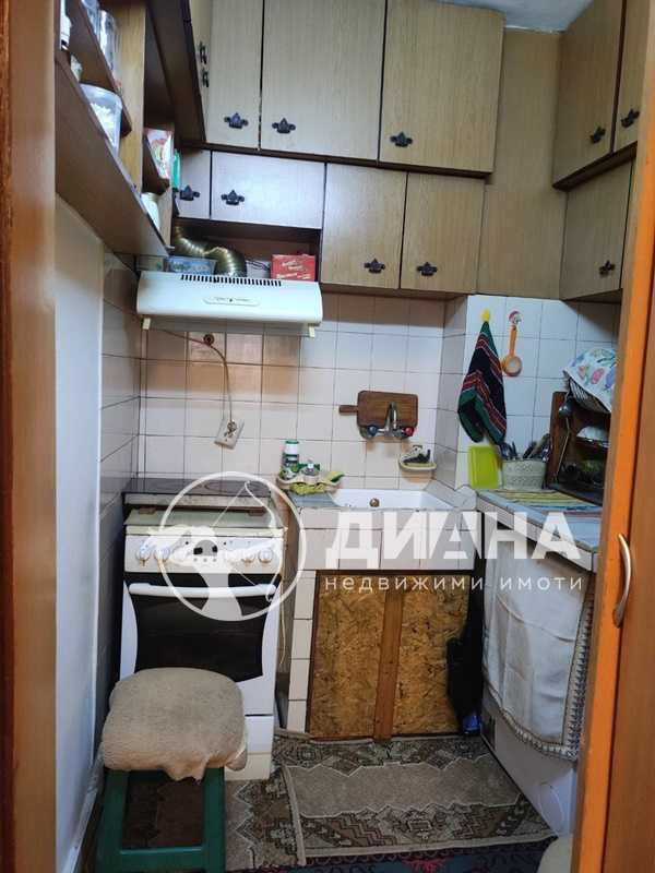 Тристаен, полуобзаведен, панелен апартамент, зад Хаджията Груев,Изгрев