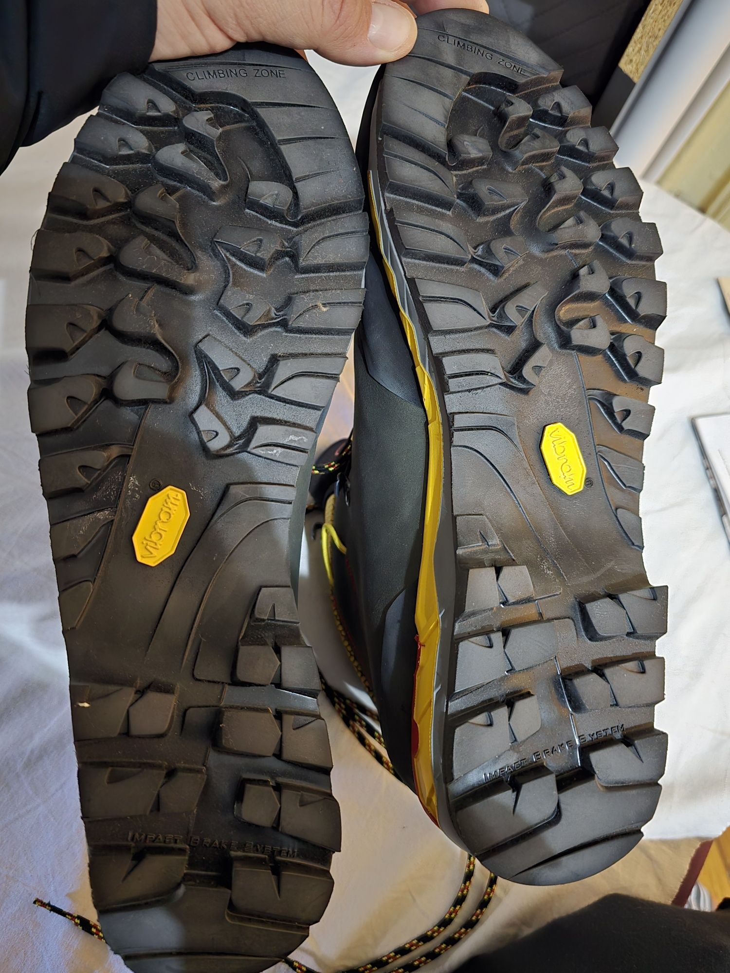 Vând bocanci tehnici 3 sezoane noi La sportiva Gore tex ,mărimea 43.5