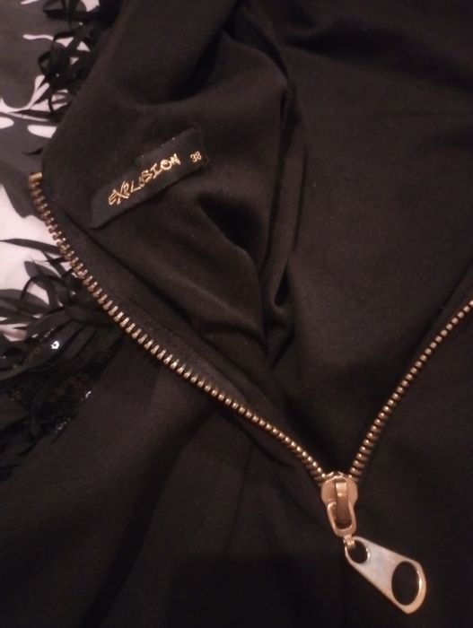 Официална черна рокля с ресни и пайети