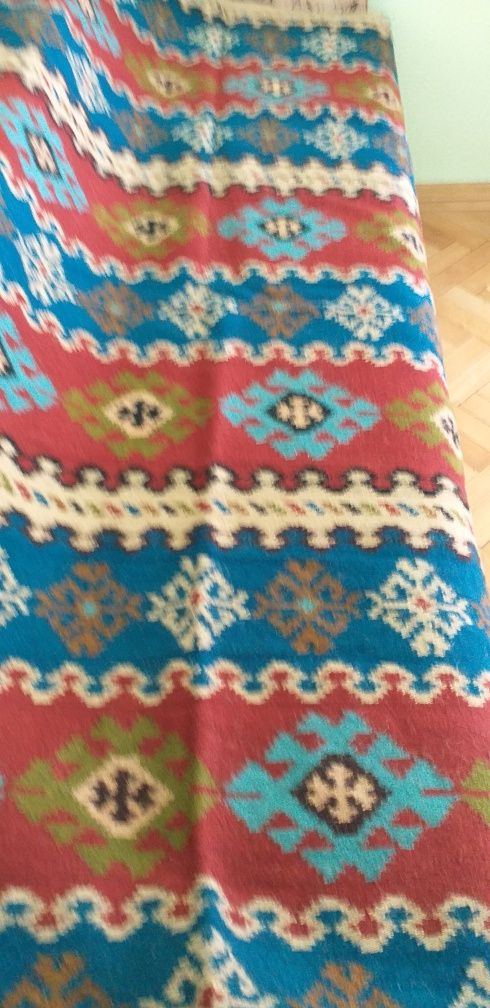 Vand covoare 2500 lei bucata