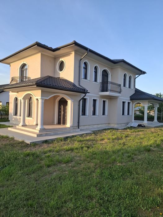 Vând vilă P+1E și anexă