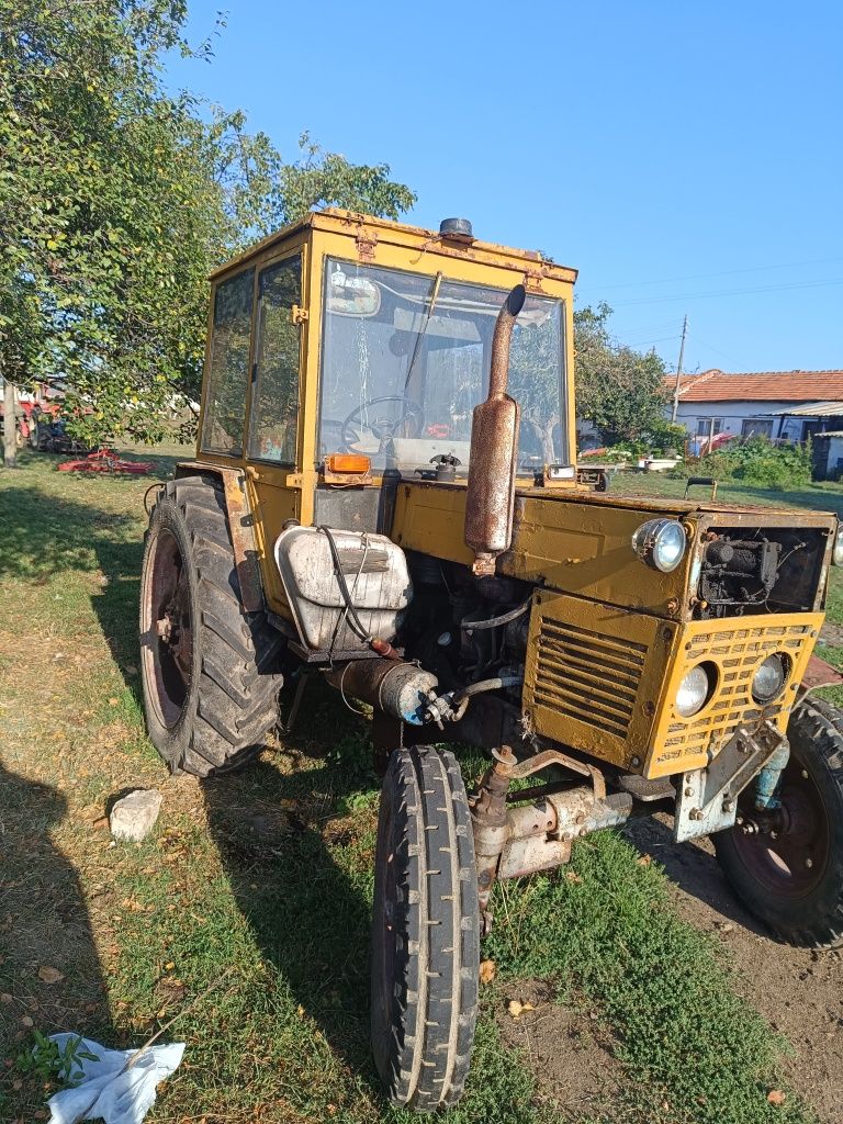 Жълт     трактор