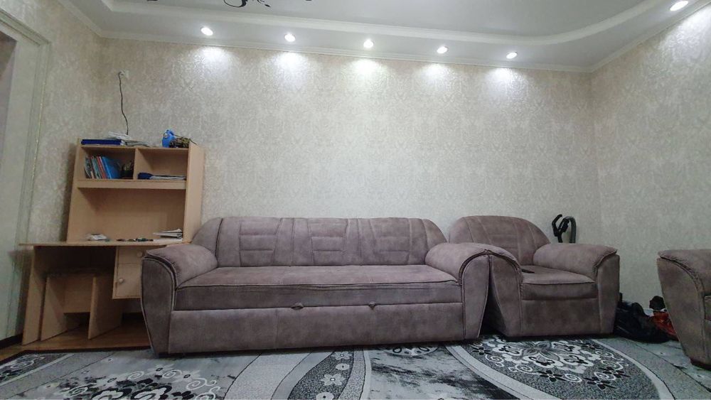 Продаю срочно раскладной диван и два кресла