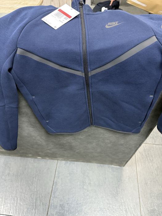 Продается Оригинальный Tech fleece последний размер L маломерка