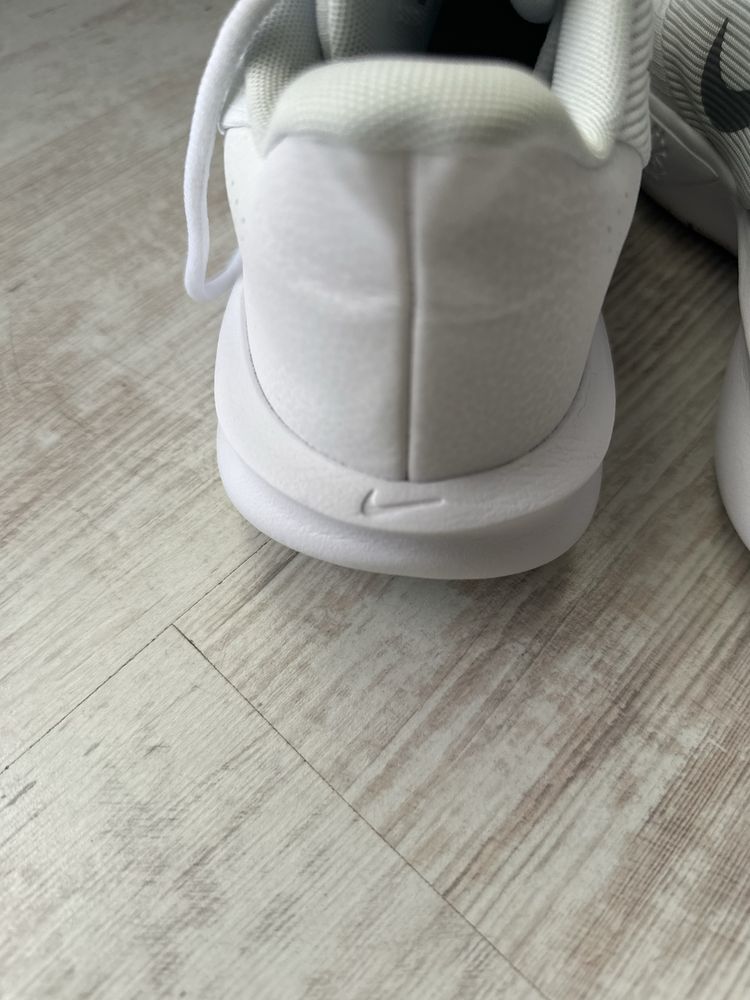 Nike маратонки бели