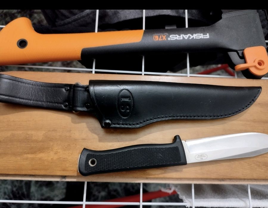 Продавам нож Falkniven S1, с кожена кания кания