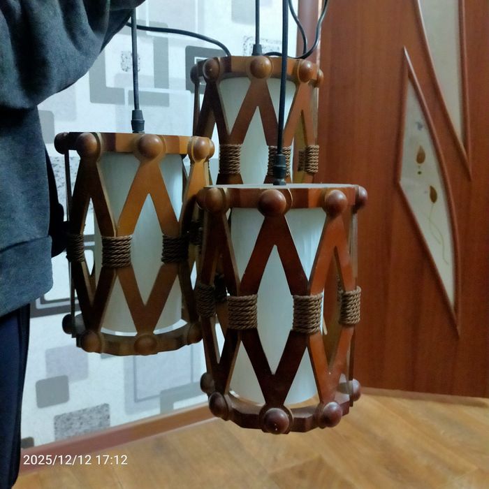 Продам люстру три лампы