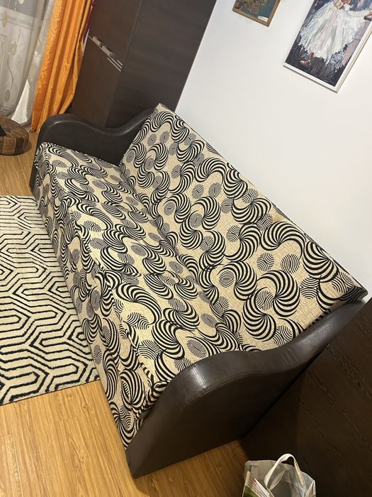 Canapea extensibila cu spatiu de depozitare
