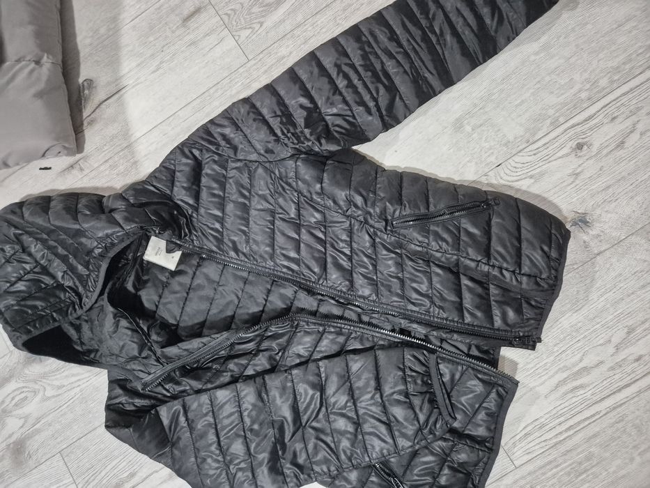 Vand 2 geci mărimea  XL crem /negru.Ambele la pretul de 130 lei