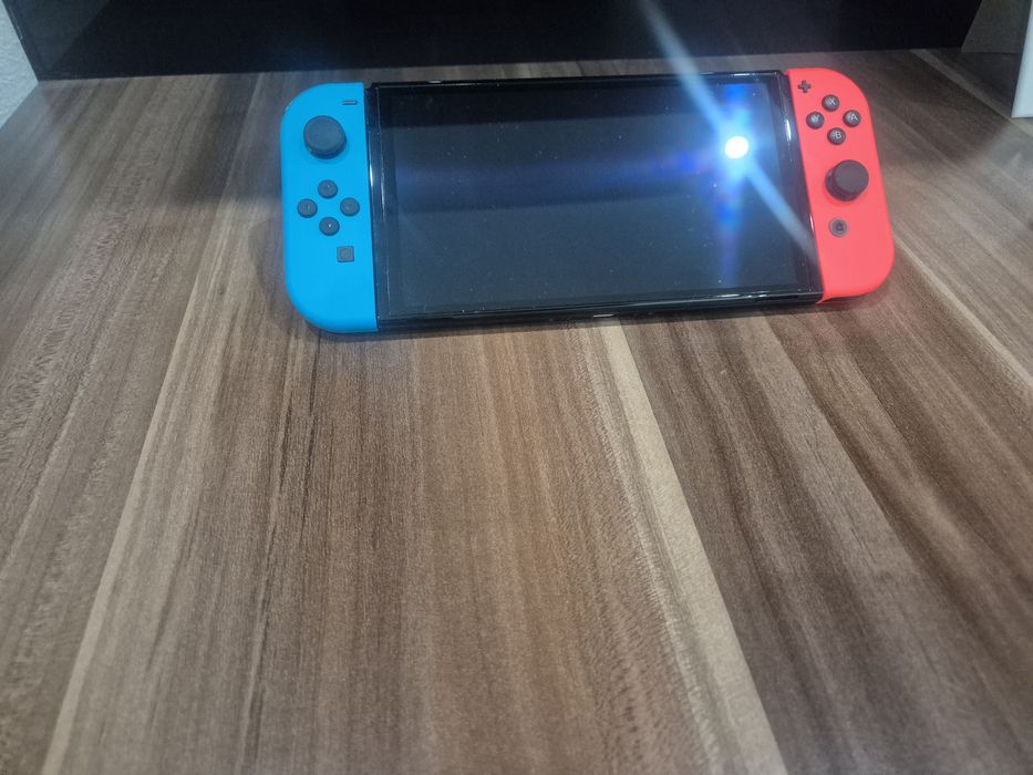 Vând Nintendo Switch  Oled