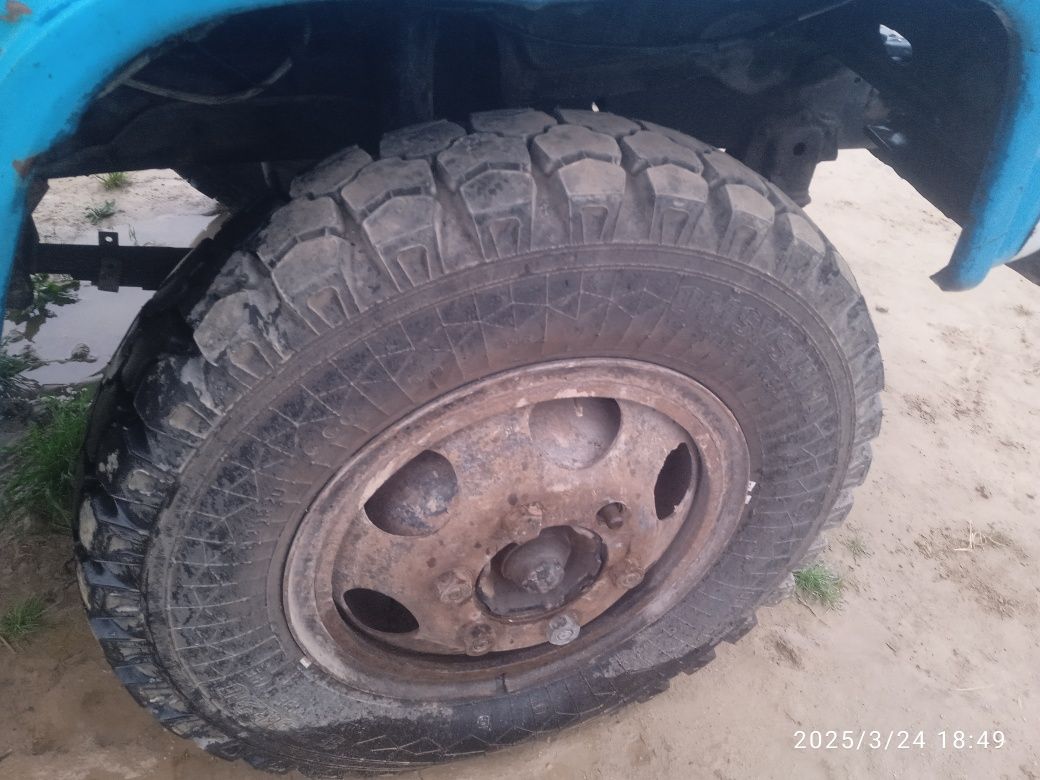 Gaz 53 zur yurib turgan
