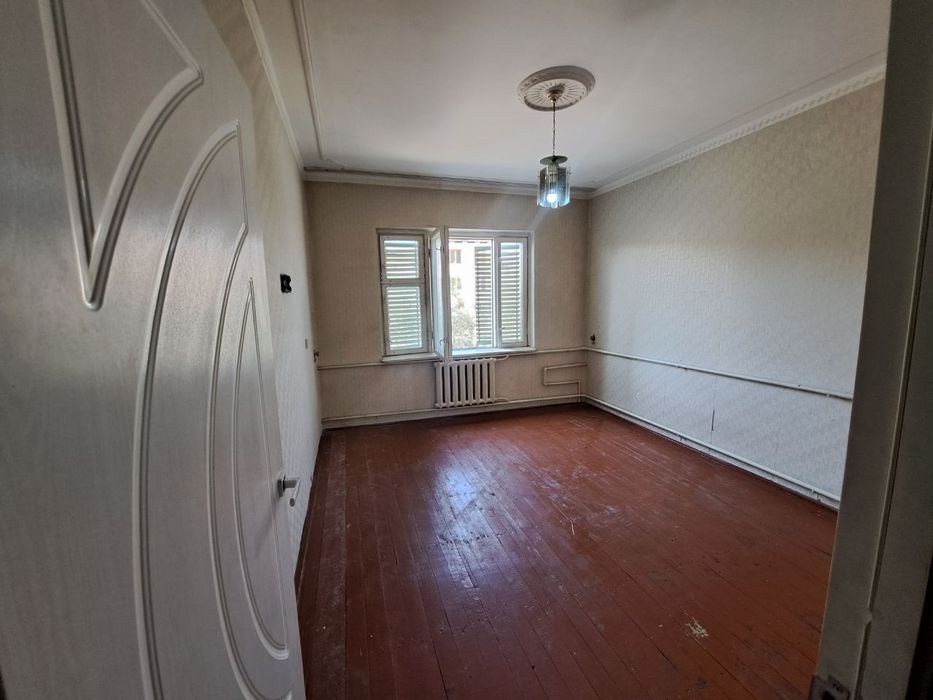 Квартира в Ахунбабаевском массиве , за каналом Лаззат