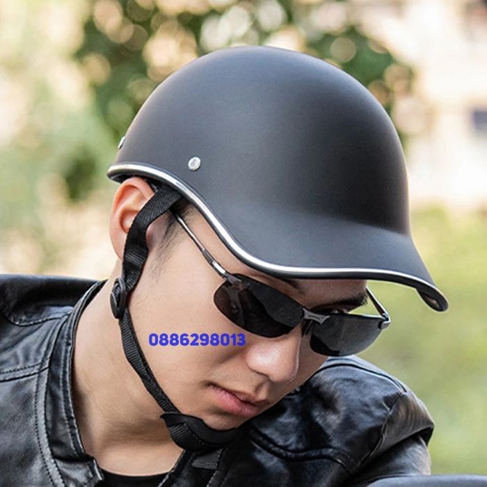 Каска с козирка за мотор,електрическа тротинетка,скутер,колело и други