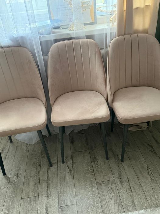 Стол в хорошем состояние новый и стулья 6 шт. новые