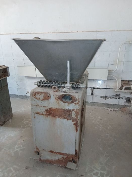 Калбаса ишлаб чикариш ускуналари  сотилади.