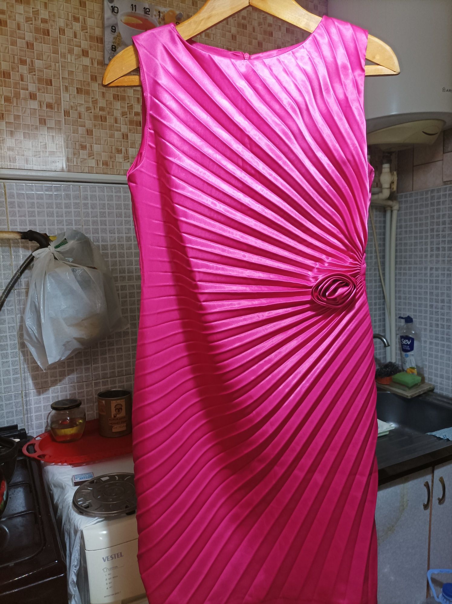 Женское розовое платье