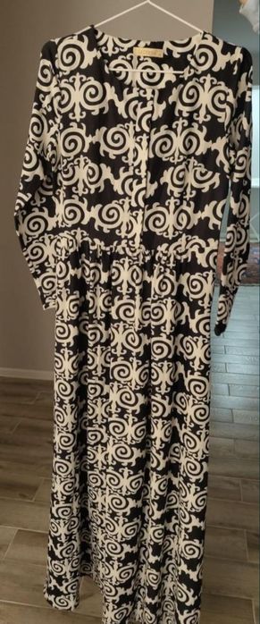 Красивое длинное платье.