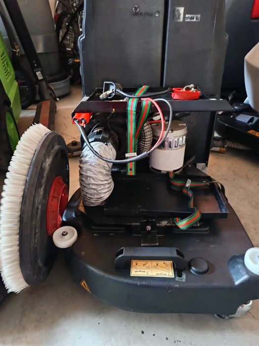 Акумулаторна подопочистваща машина